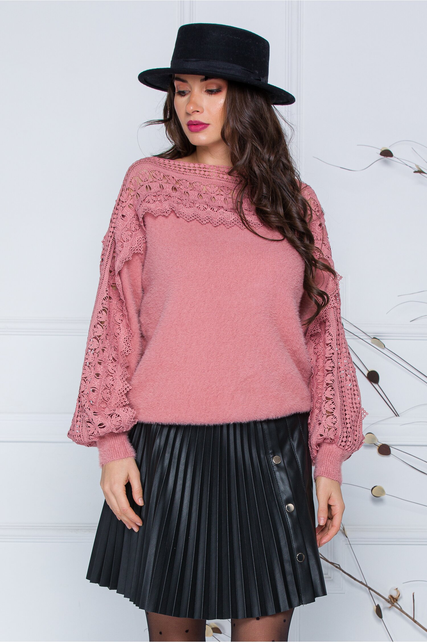 Bluza Jasmine roz coniac din tricot moale cu detalii din dantela la bust si maneci