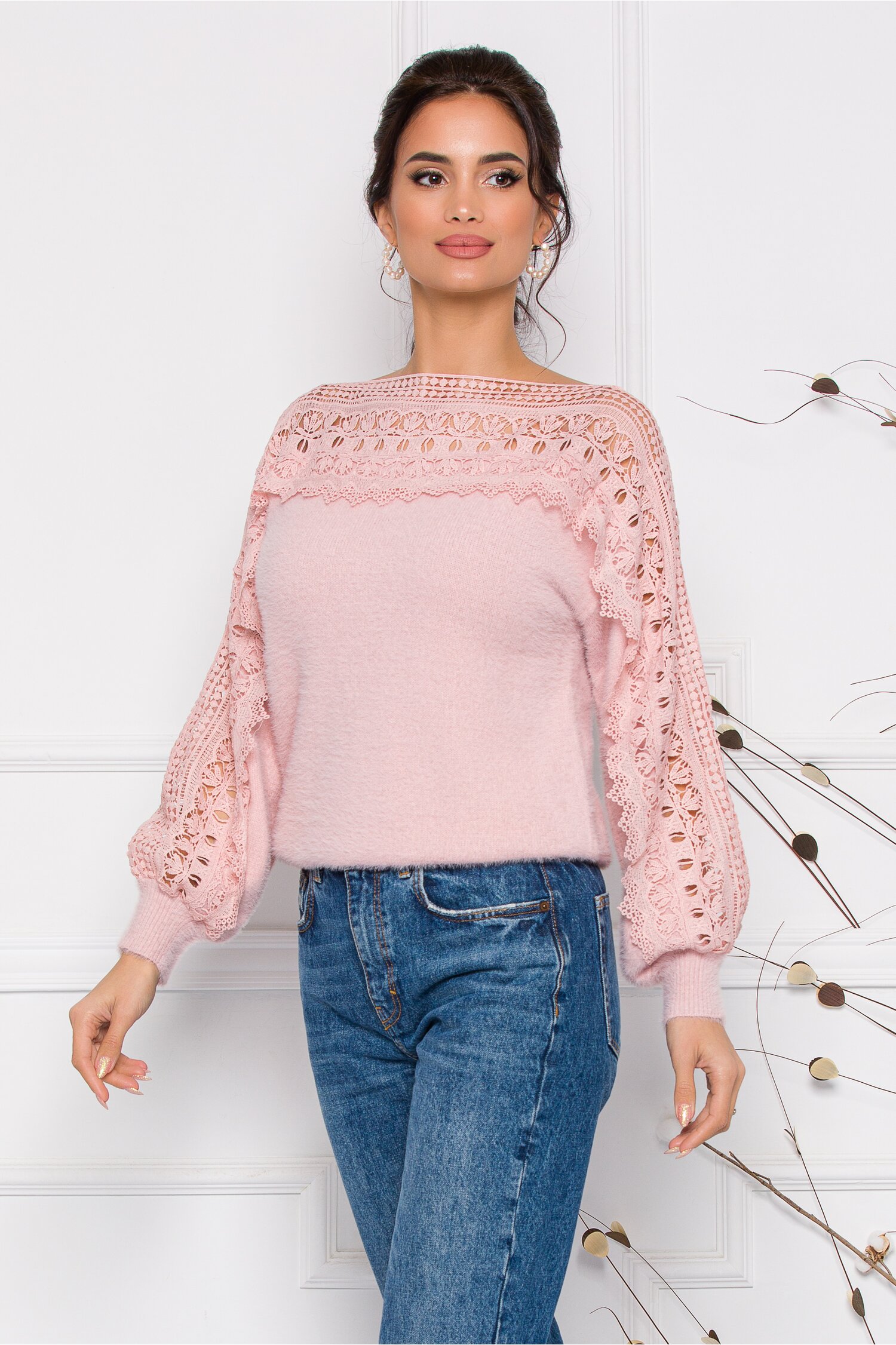 Bluza Jasmine roz pal din tricot moale cu detalii din dantela la bust si maneci