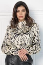 Bluza MBG ivory cu imprimeuri negre si pliuri si nasturi pe umar