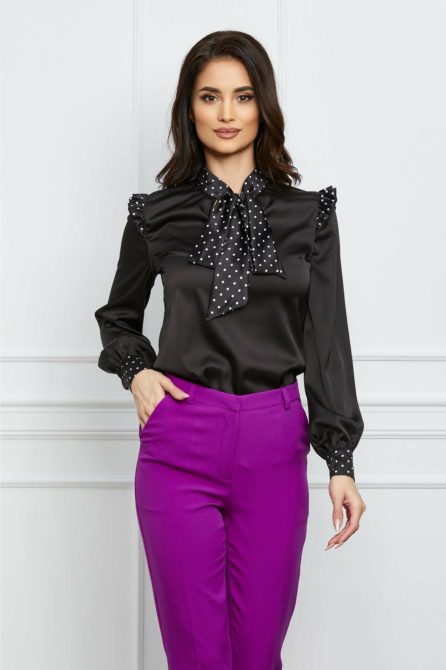 Bluza MBG neagra cu funda la guler si volanase la umeri