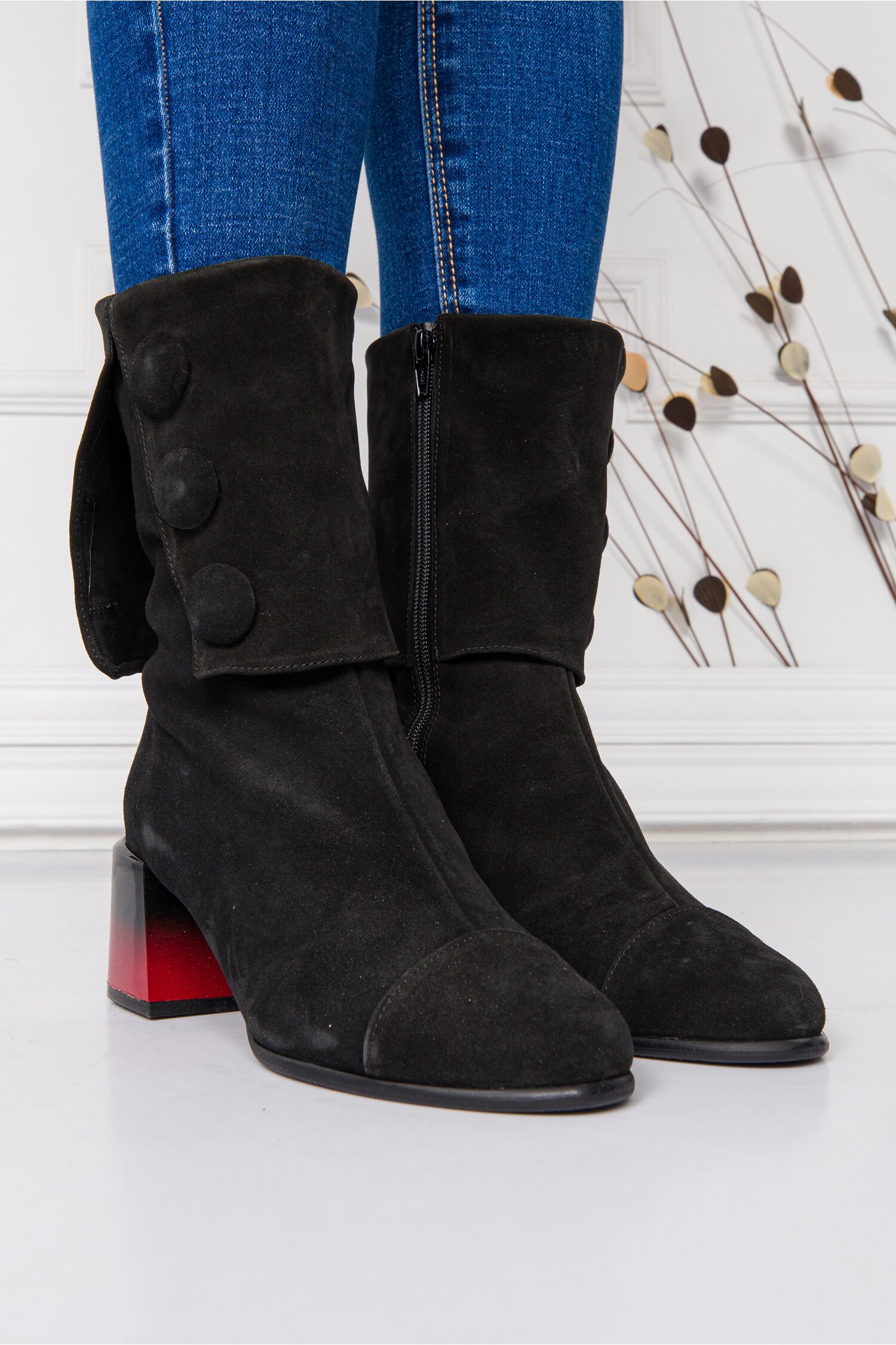 Botine negre cu toc in degrade si nasturi decorativi dyfashion.ro