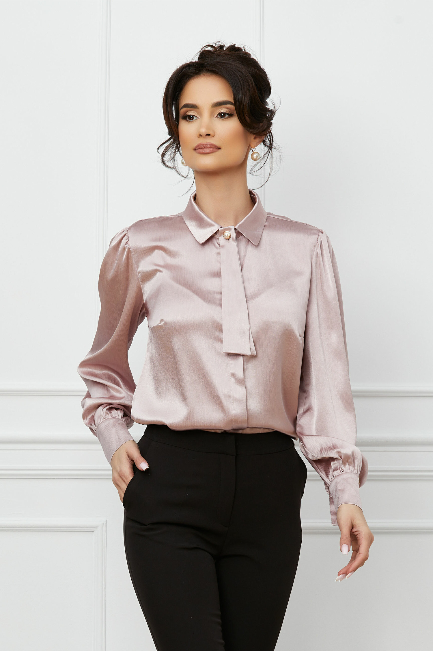 Camasa roz cu aplicatie tip cravata