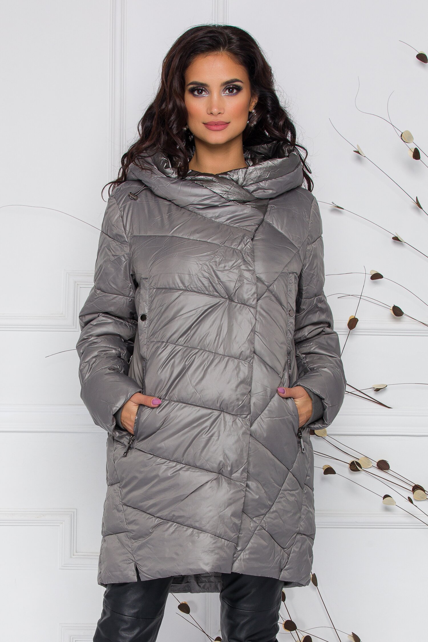 Geaca Paula argintie cu aspect petrecut si gluga