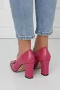 Pantofi fucsia cu aplicatie pe varf
