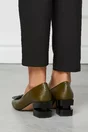 Pantofi Lyana kaki cu decupaj la toc si aplicatie pe varf
