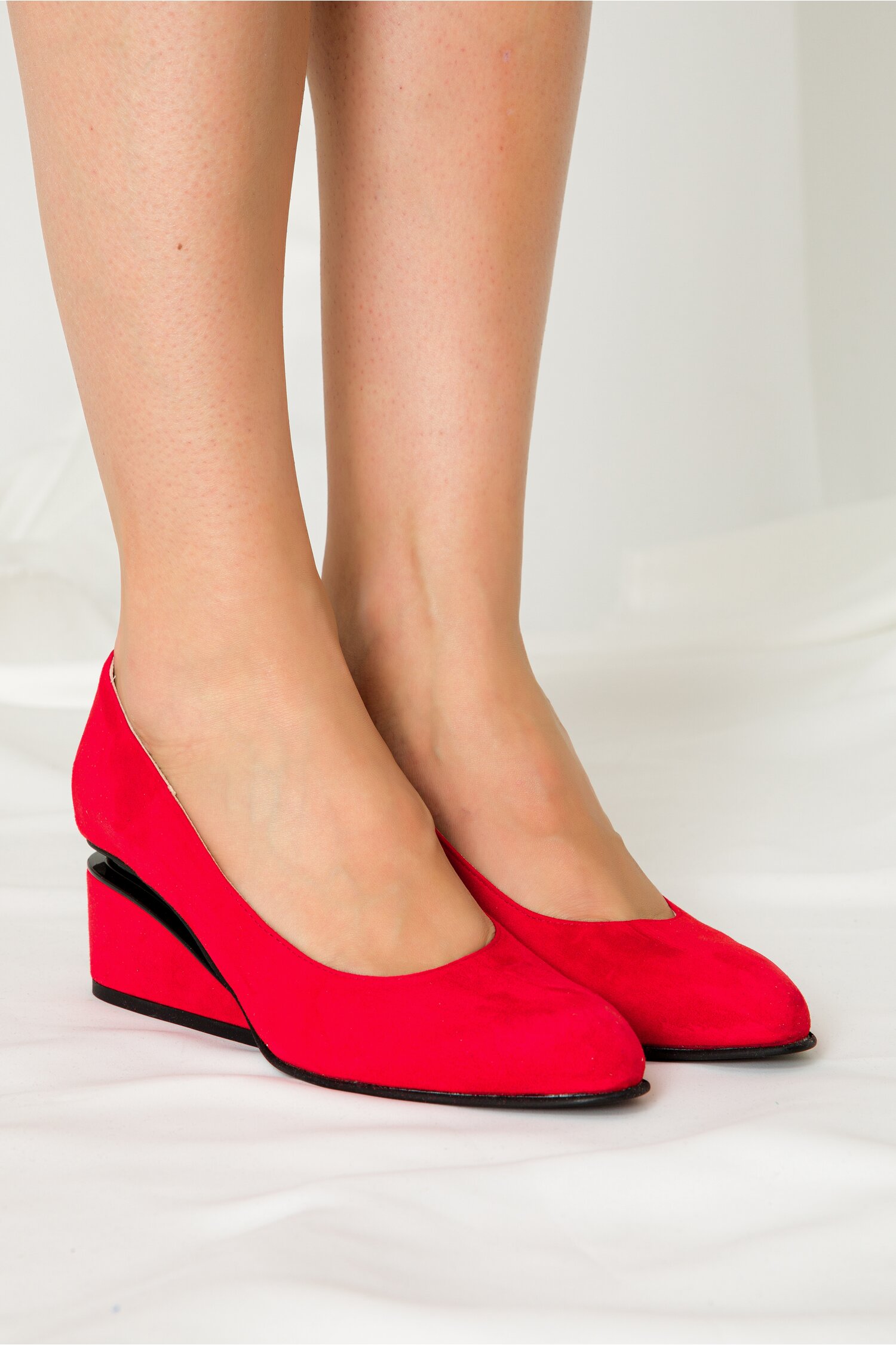 Pantofi rosii cu toc futurist din piele intoarsa dyfashion.ro