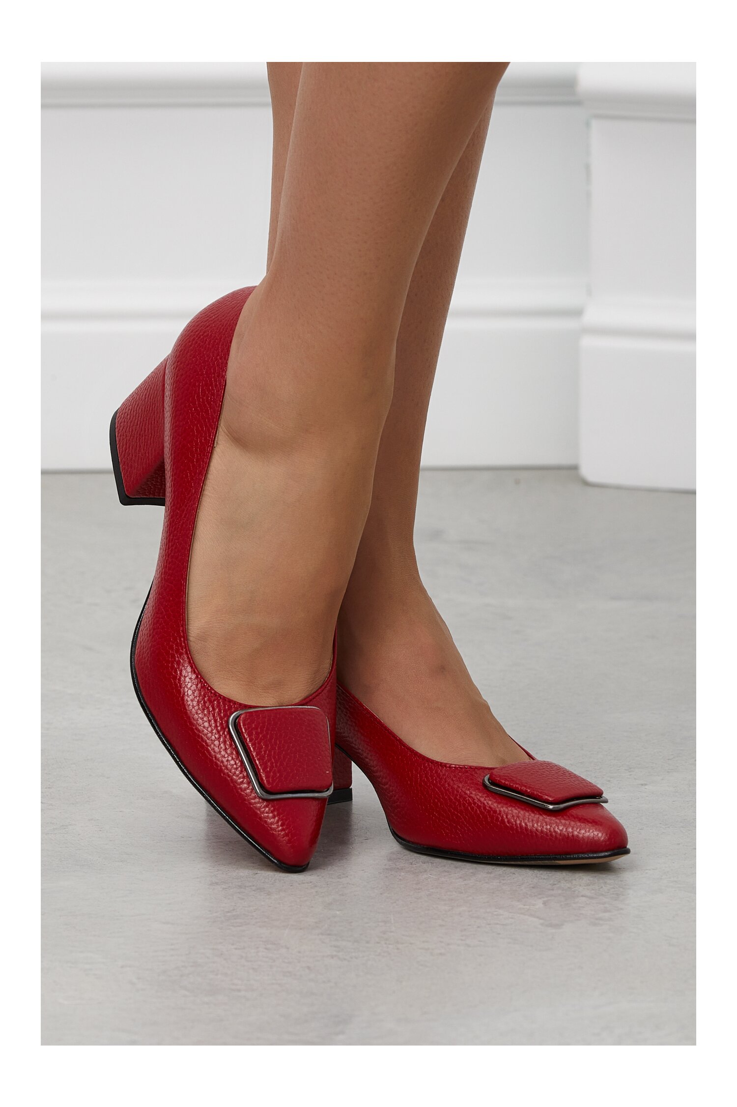 Pantofi rosu inchis cu aplicatie pe varf dyfashion.ro
