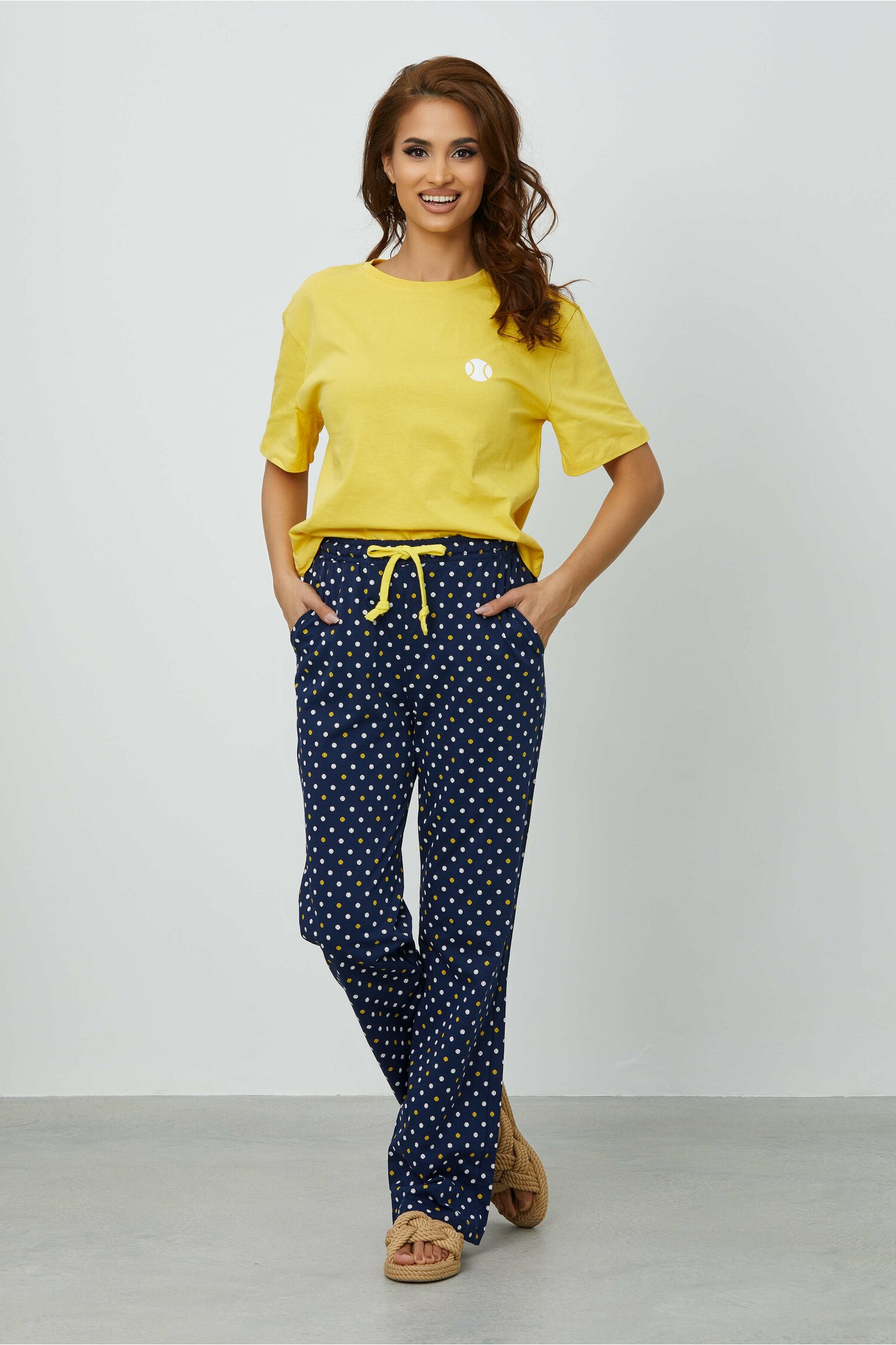 Pijama Andrada cu pantaloni lungi bleumarin si tricou galben dyfashion.ro