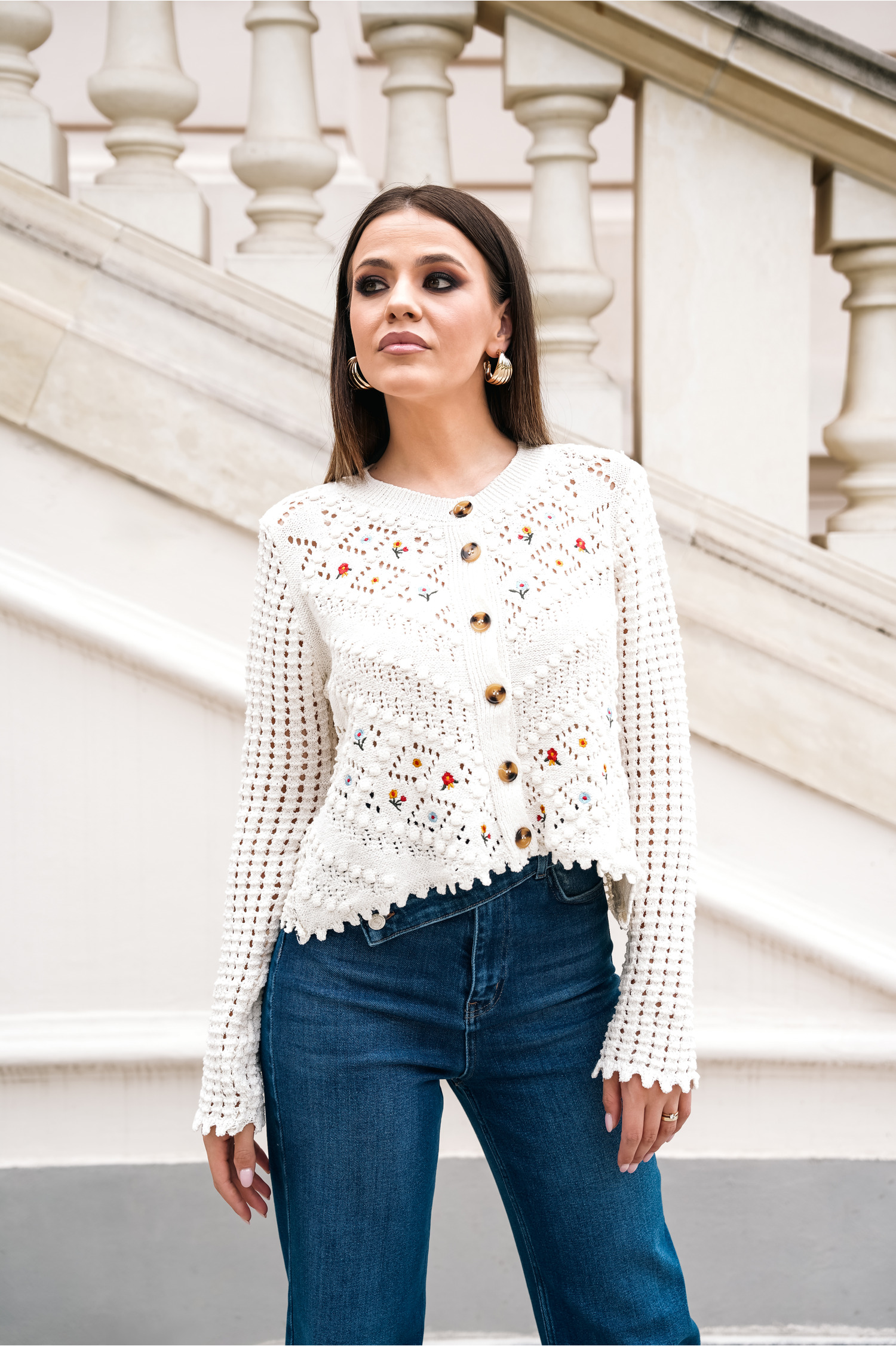 Pulover sabrina ivory cu flori colorate si model in relief