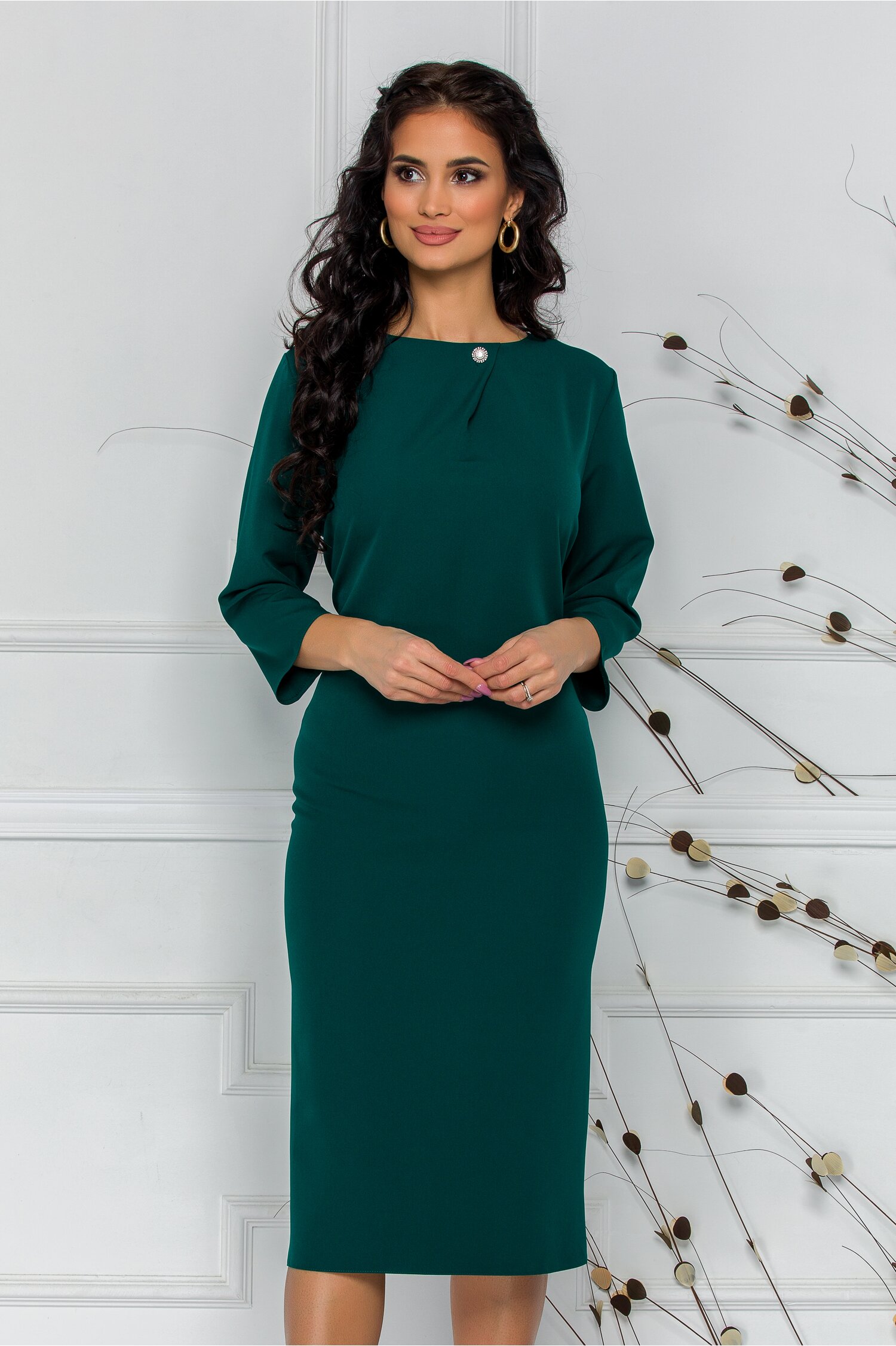 Rochia Sara verde cu pliu si accesoriu la decolteu
