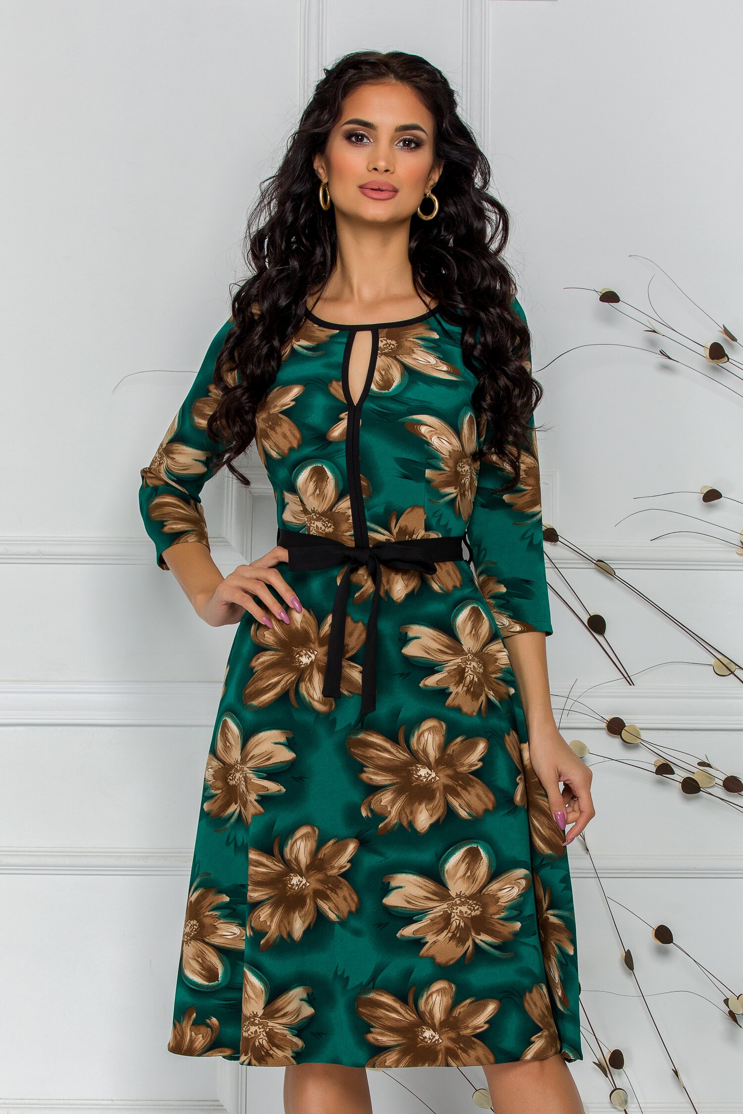 Rochie Ade clos verde cu imprimeu floral maro si cordon in talie