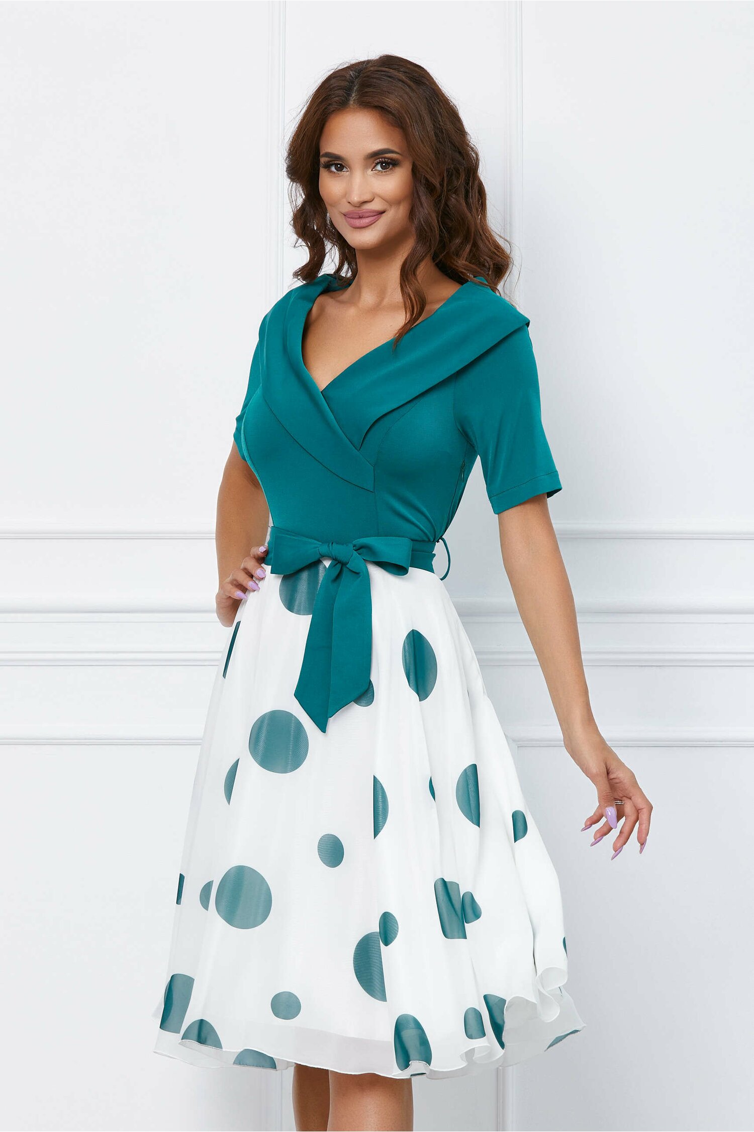 Rochie verde cu buline pe fusta - Rochii-Dama.ro