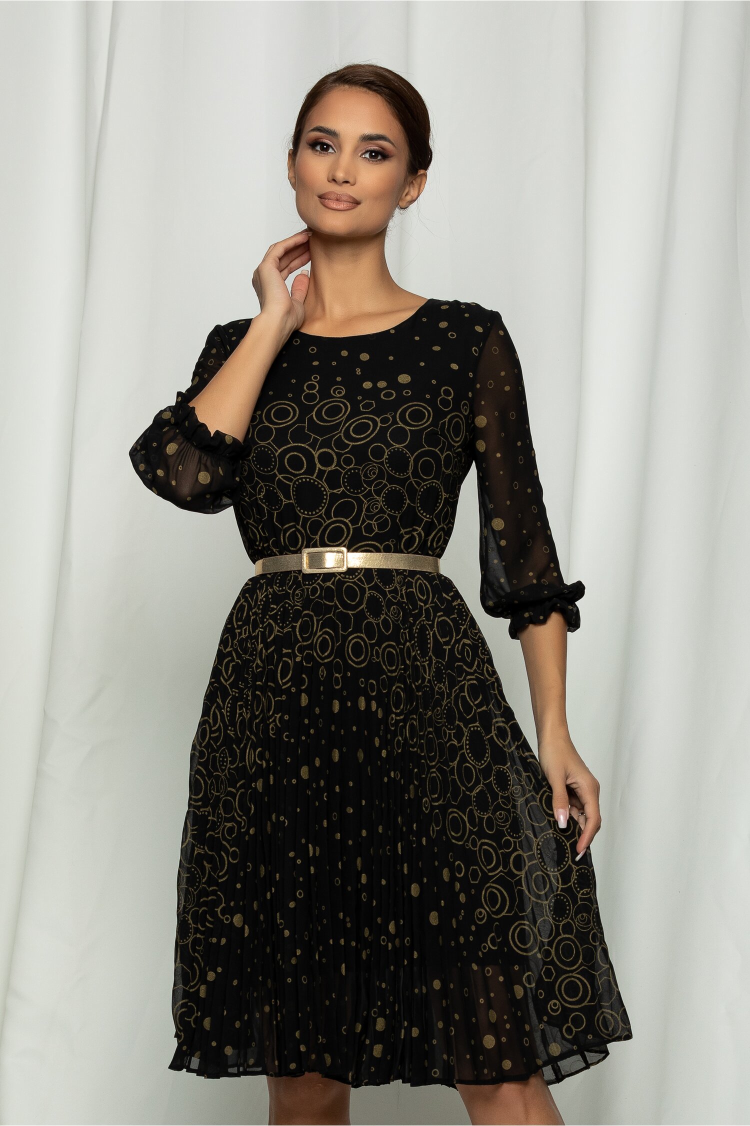 Rochie Ana neagra plisata si design cu cerculete