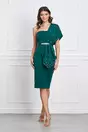 Rochie Antonia verde din neopren cu un umar gol accesorizata cu perle