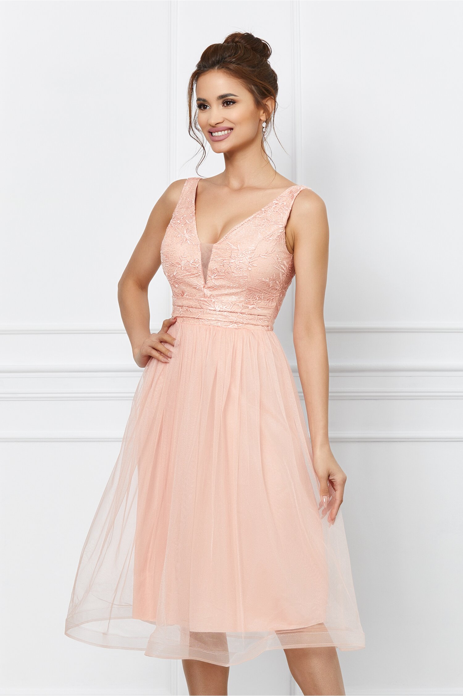 Rochie Crina piersica din tulle cu broderie la bust