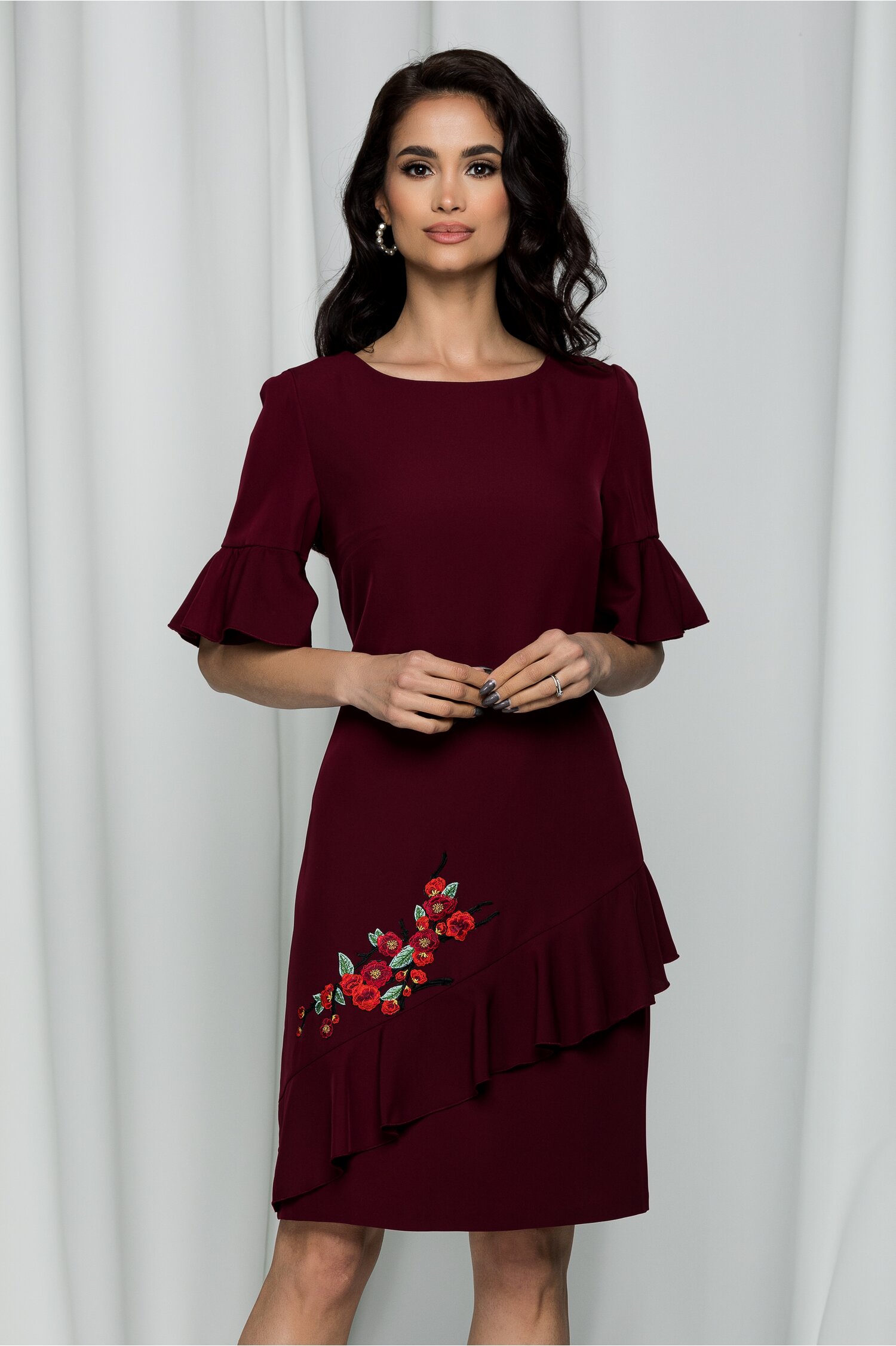 Rochie Daciana bordo cu maneci tip clopot si broderie