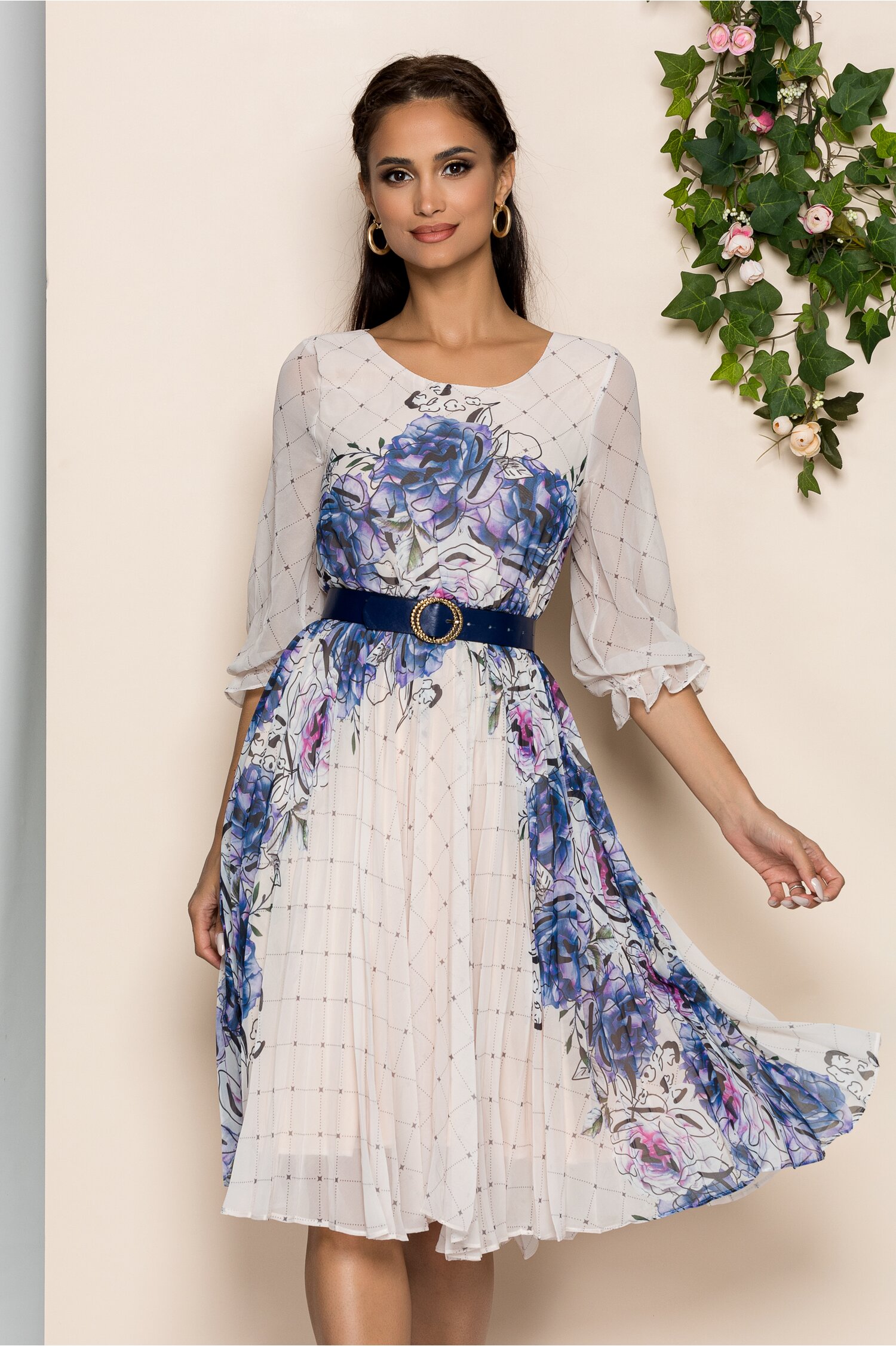 Rochie Diana bej cu pliuri pe fusta si imprimeu floral albastru