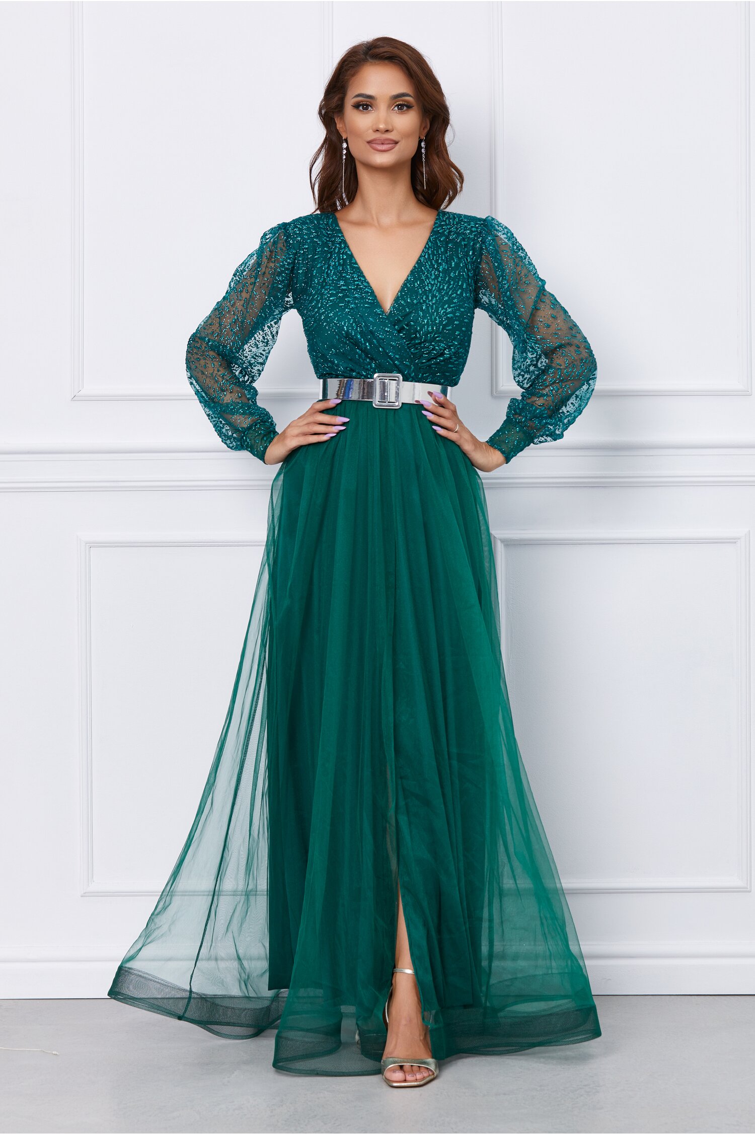 Rochie lunga verde lunga din tulle cu sclipici pe bust si maneci