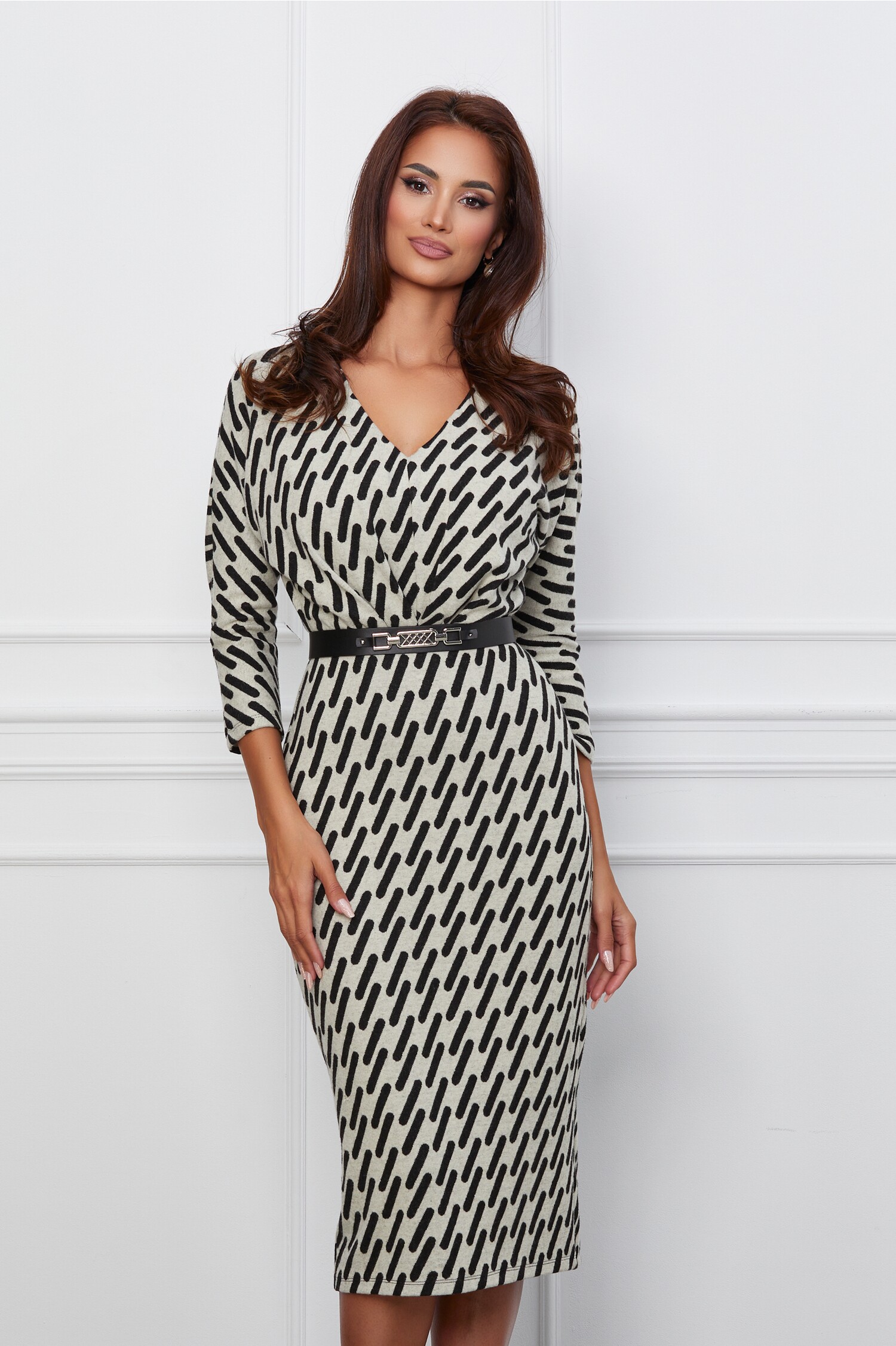 Rochie Dora ivory cu imprimeuri negre si curea in talie
