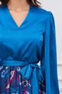 Rochie Dy Fashion albastra cu imprimeu rosu pe fusta si cordon in talie