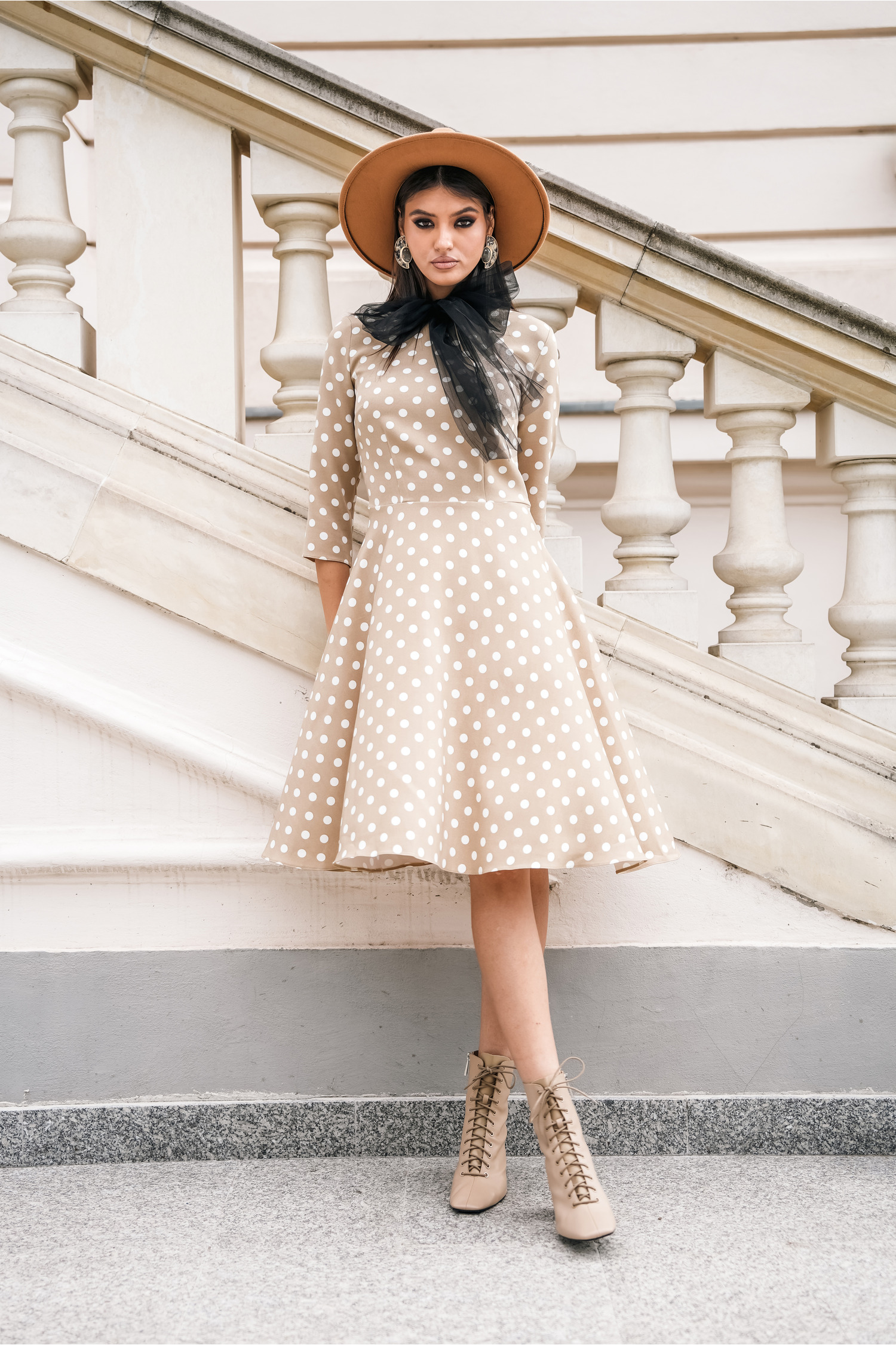 Rochie dy fashion bej cu buline albe