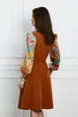 Rochie Dy Fashion caramizie cu imprimeu la guler si maneci