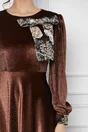 Rochie Dy Fashion maro din catifea cu funda si mansete din dantela