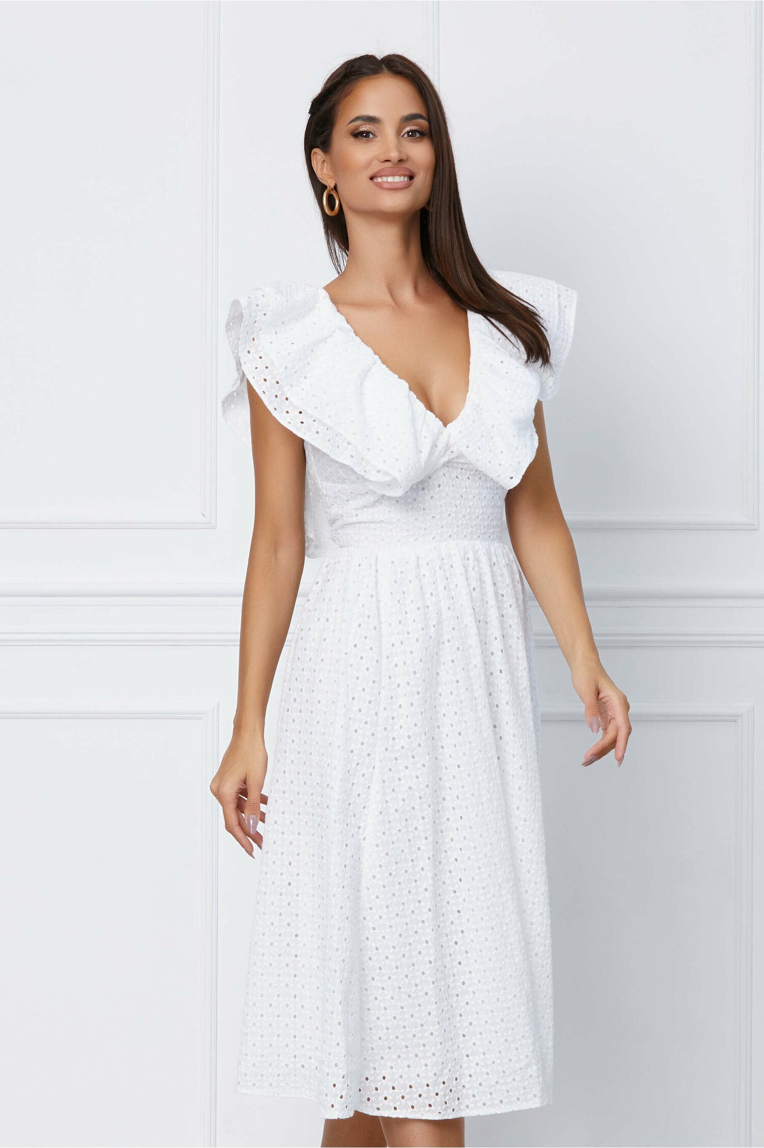 Rochie midi alba cu motive florale si volane la bust