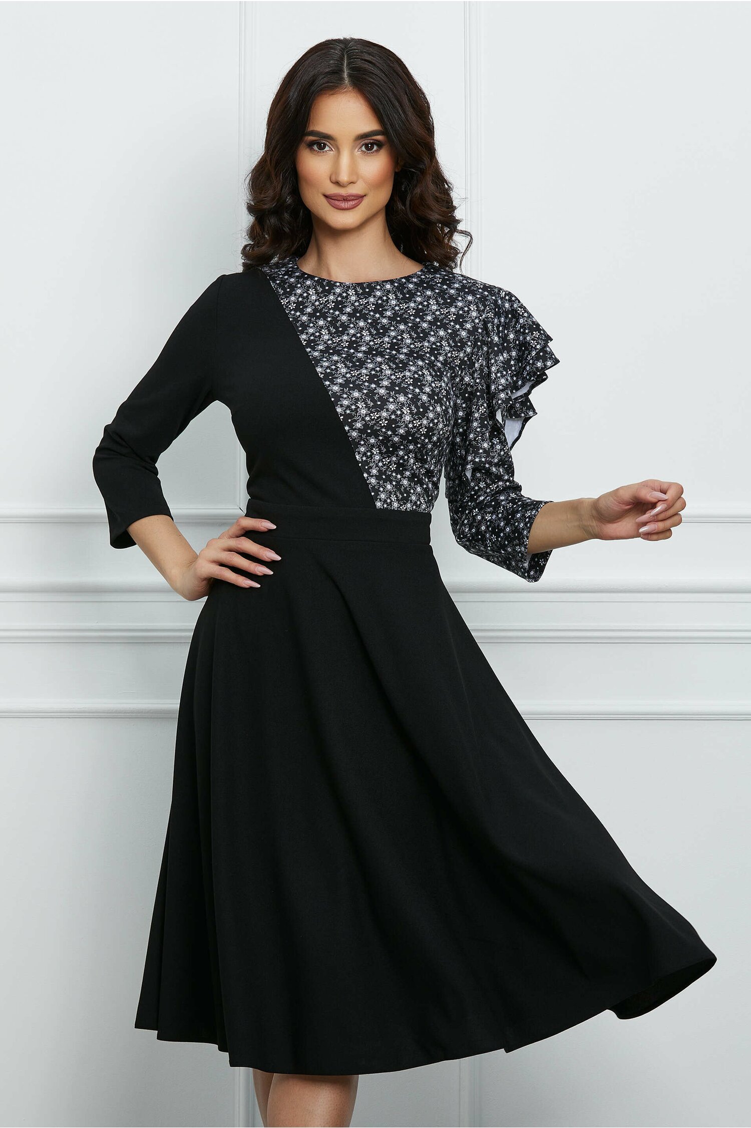 Rochie neagra cu imprimeu alb si volan la bust - Rochii-Dama.ro