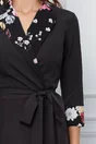 Rochie Dy Fashion neagra cu imprimeu floral pe rever si cordon in talie
