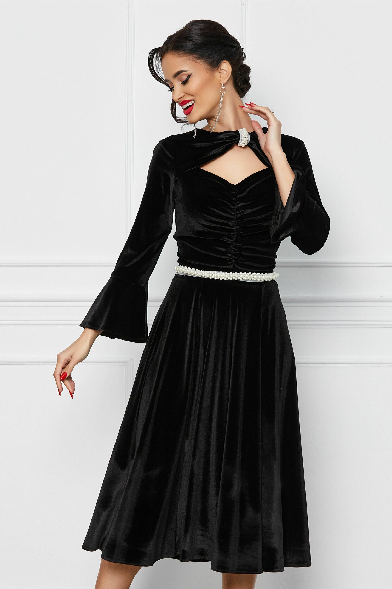 Rochie Dy Fashion neagra din catifea cu decupaj la decolteu