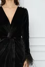 Rochie Dy Fashion neagra din catifea cu nod in talie si pene la maneci