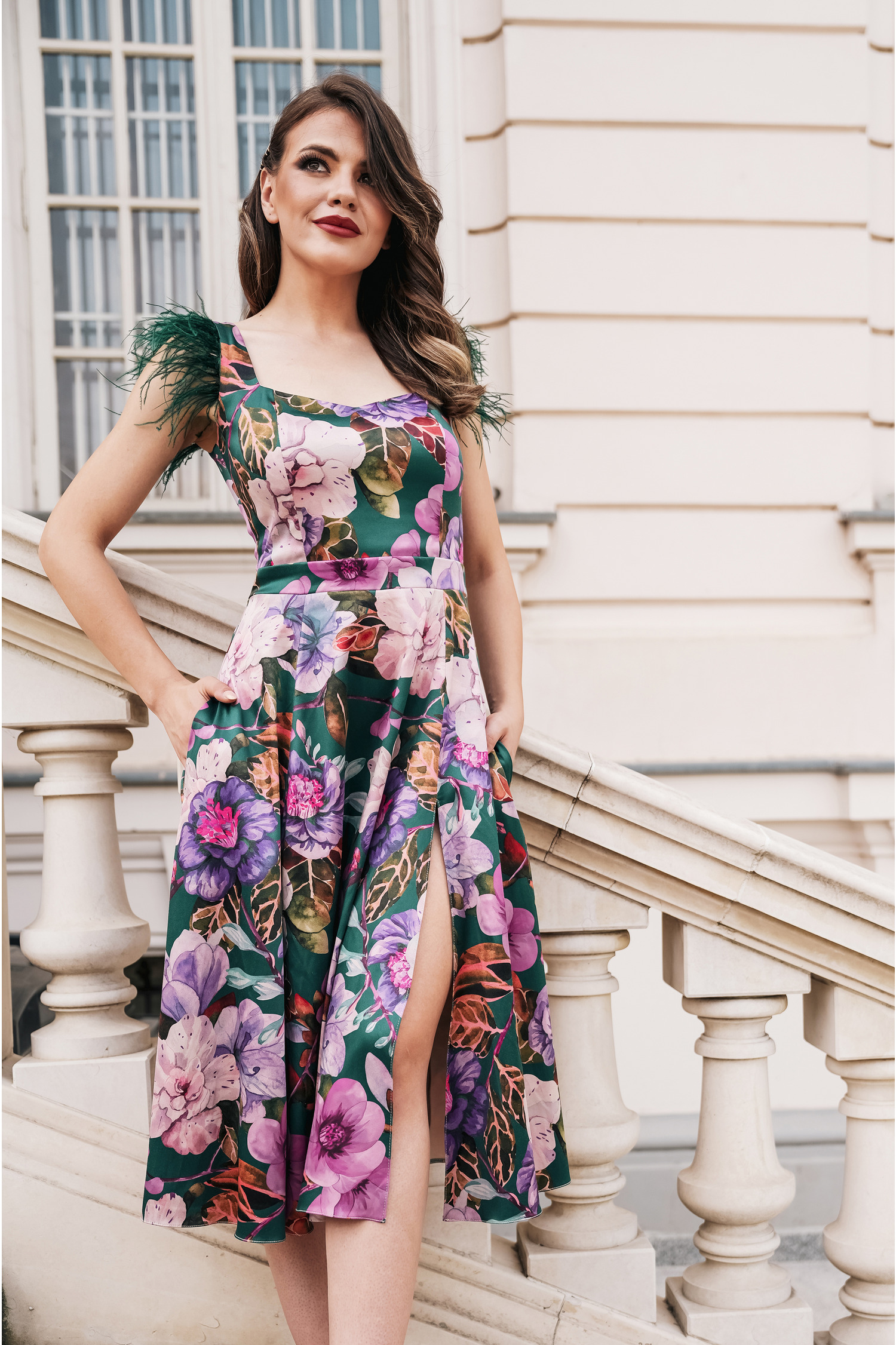 Rochie dy fashion verde cu imprimeuri florale si pene la umeri