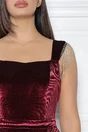 Rochie eleganta bordo din catifea cu franjuri metalici la umeri