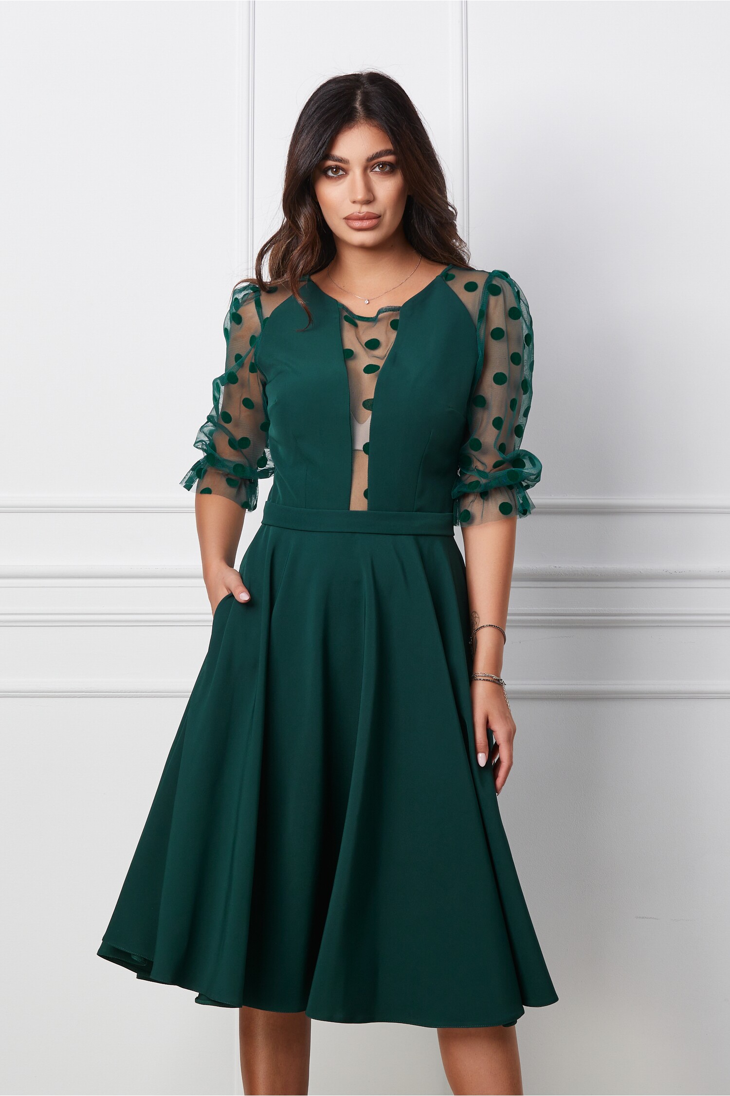 Rochie eleganta verde cu maneci din tull cu buline catifelate