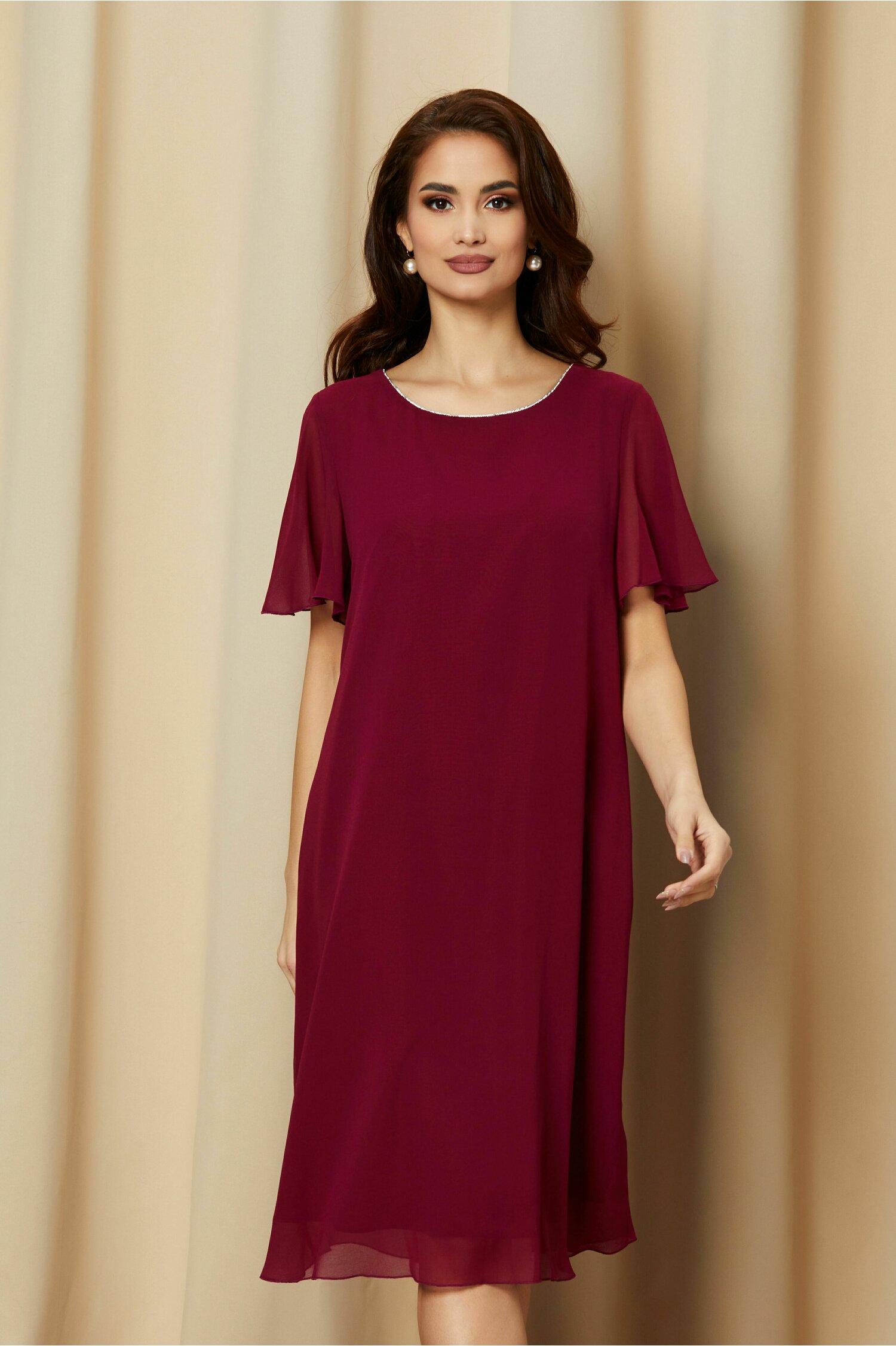 Rochie Eliza magenta cu decolteu rotund accesorizat
