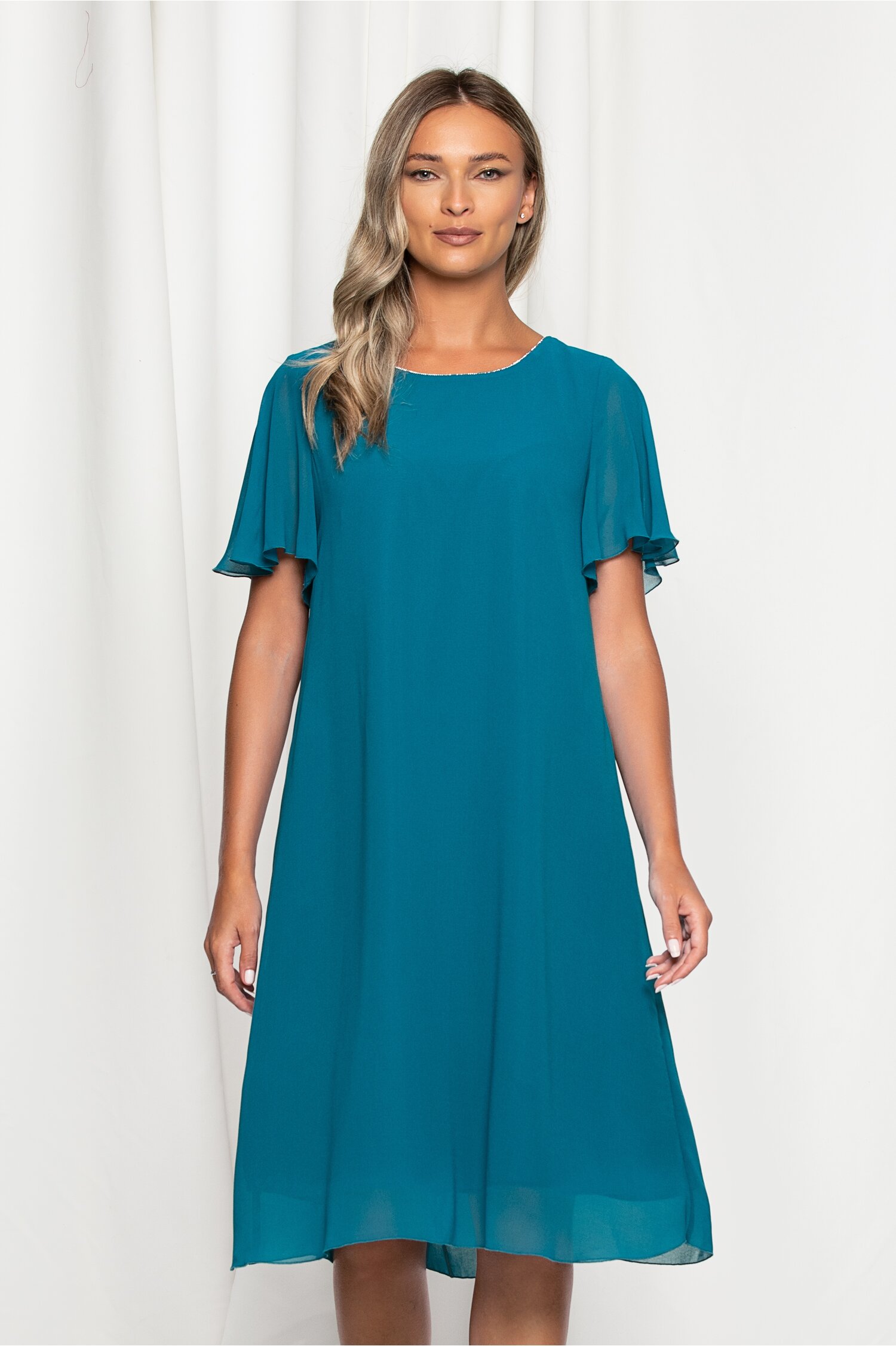 Rochie Eliza turcoaz cu decolteu rotund accesorizat