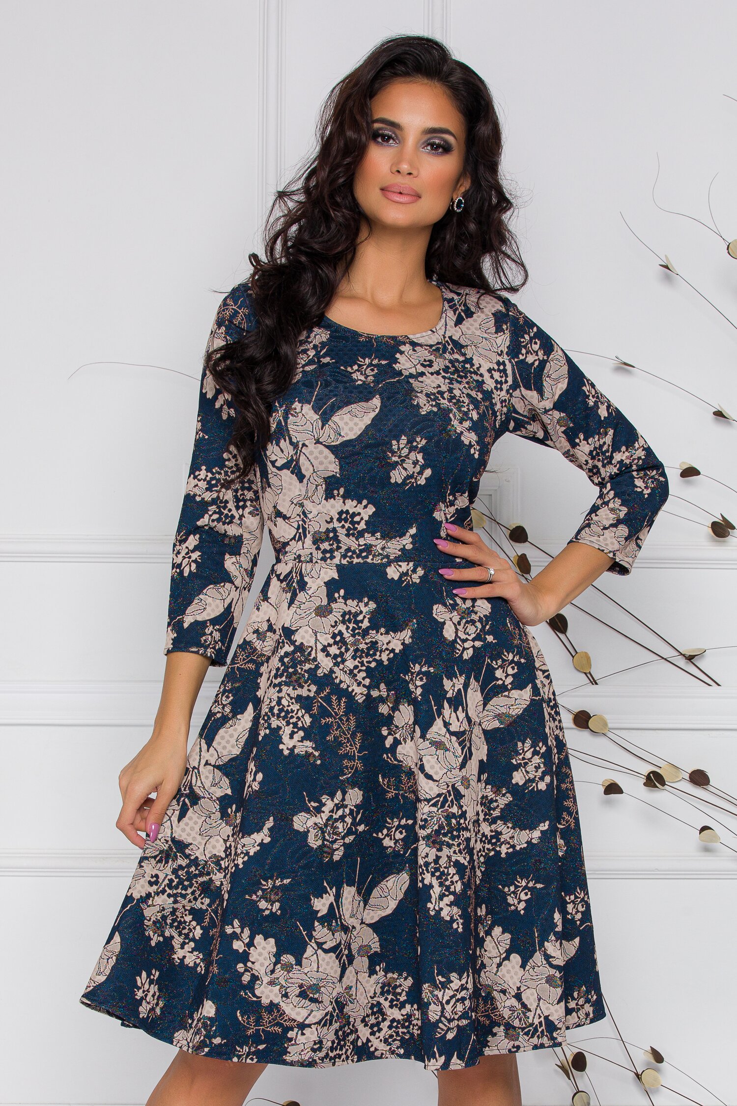 Rochie Florence bleumarin cu imprimeu floral bej si insertii discrete din lurex multicolor