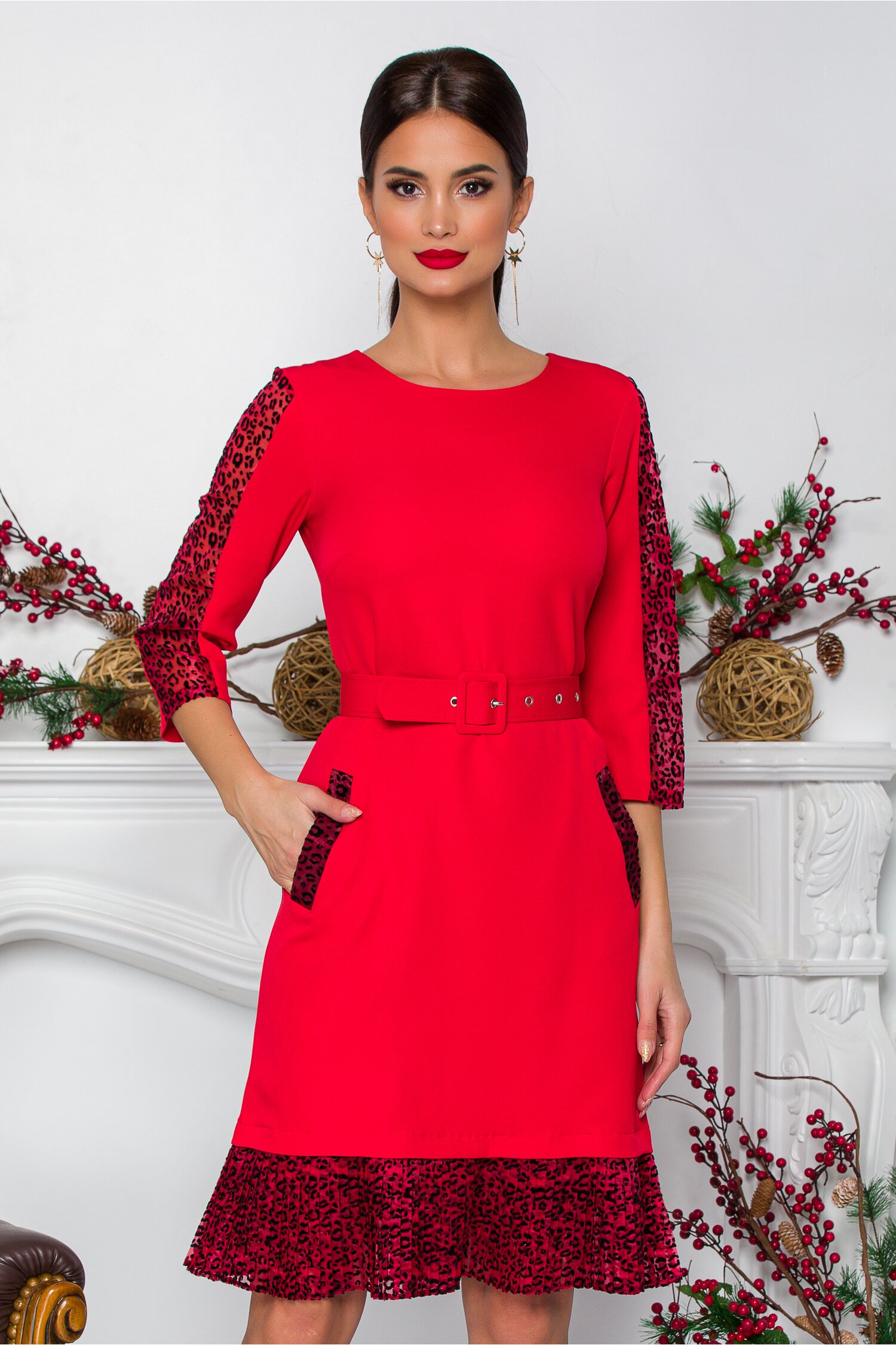 Rochie Gilda rosie cu insertii din tull si curea in talie