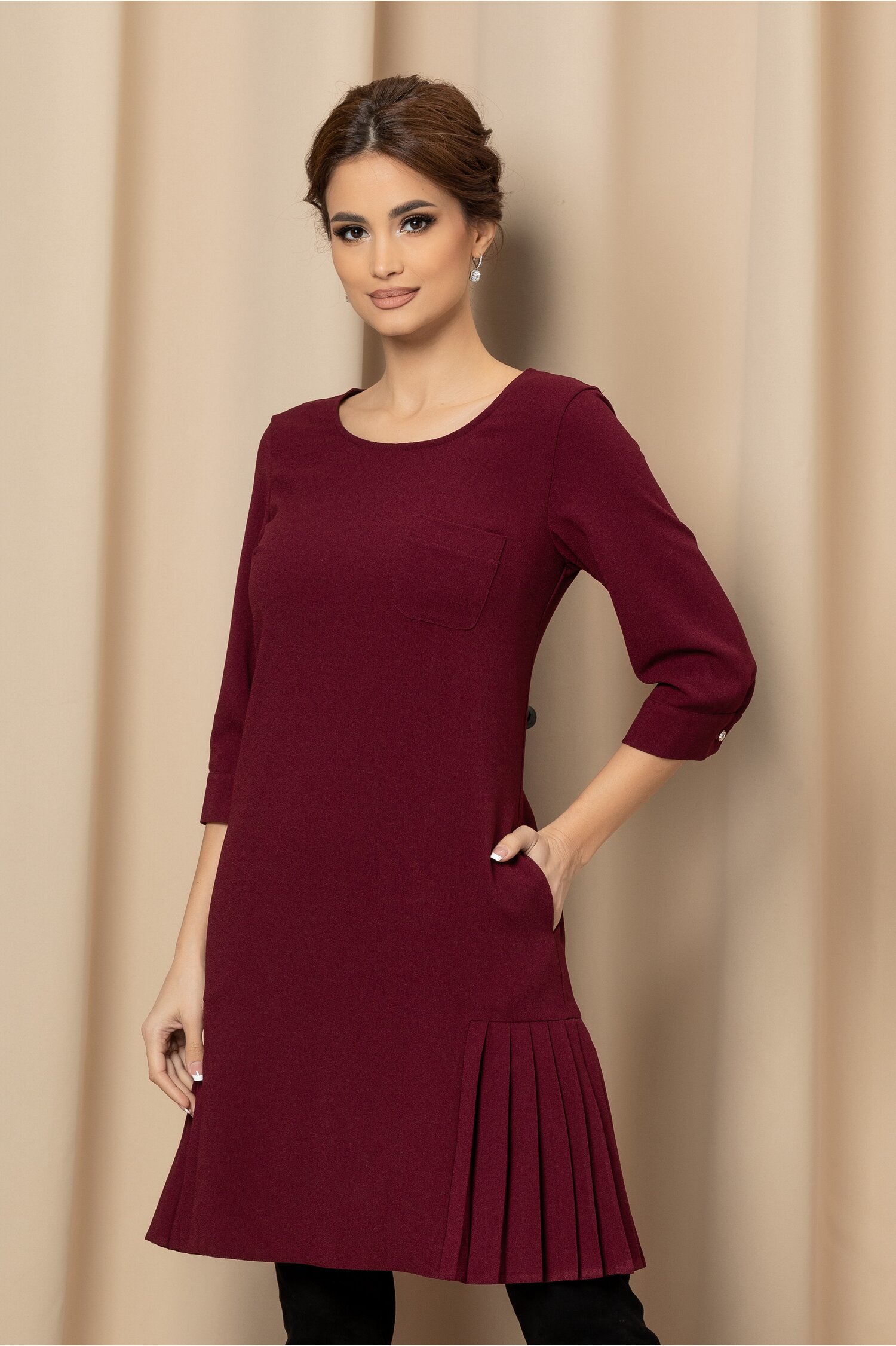 Rochie Gilly bordo cu design plisat la baza