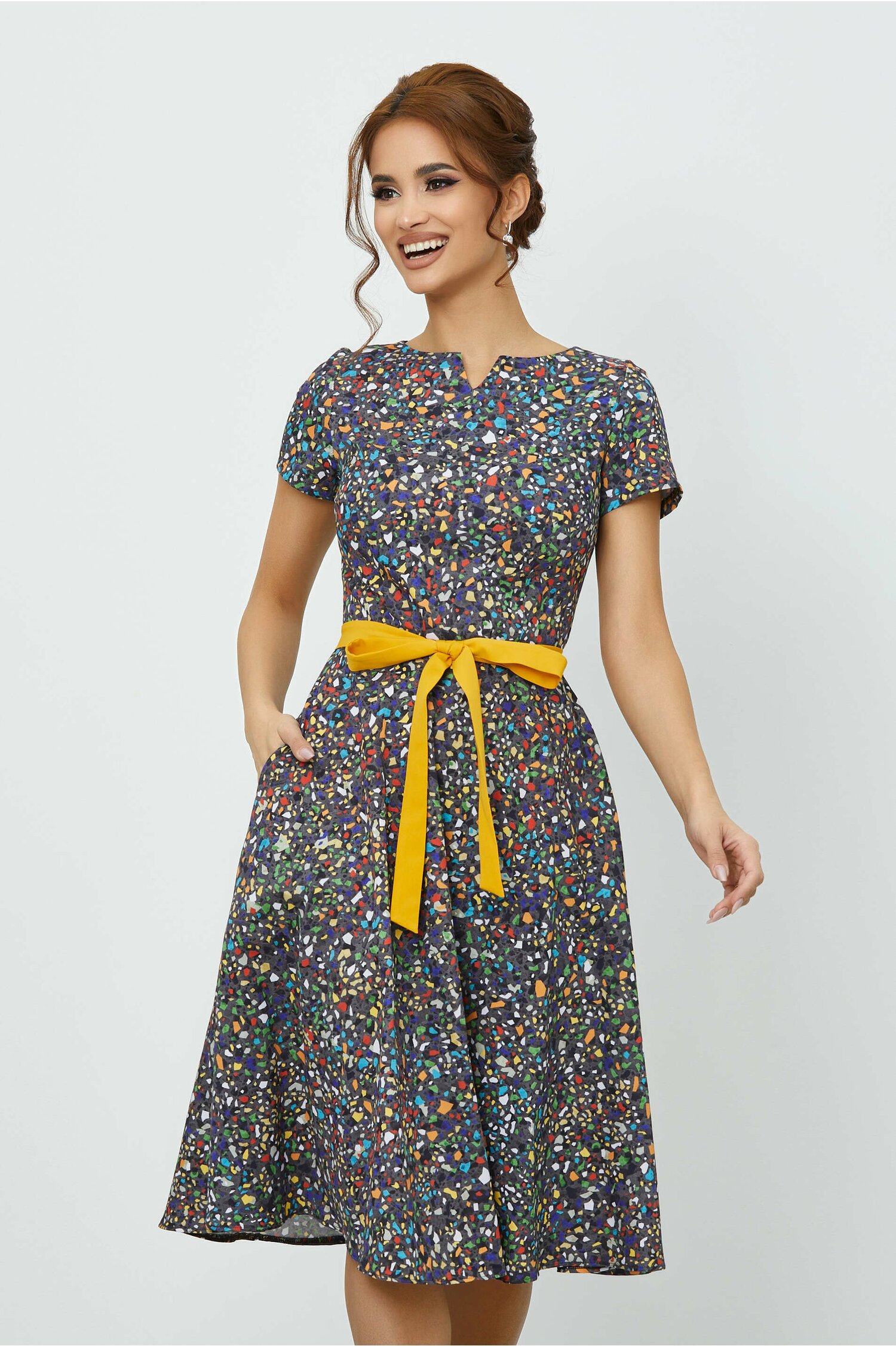 Rochie Ioana gri cu imprimeu multicolor si cordon in talie