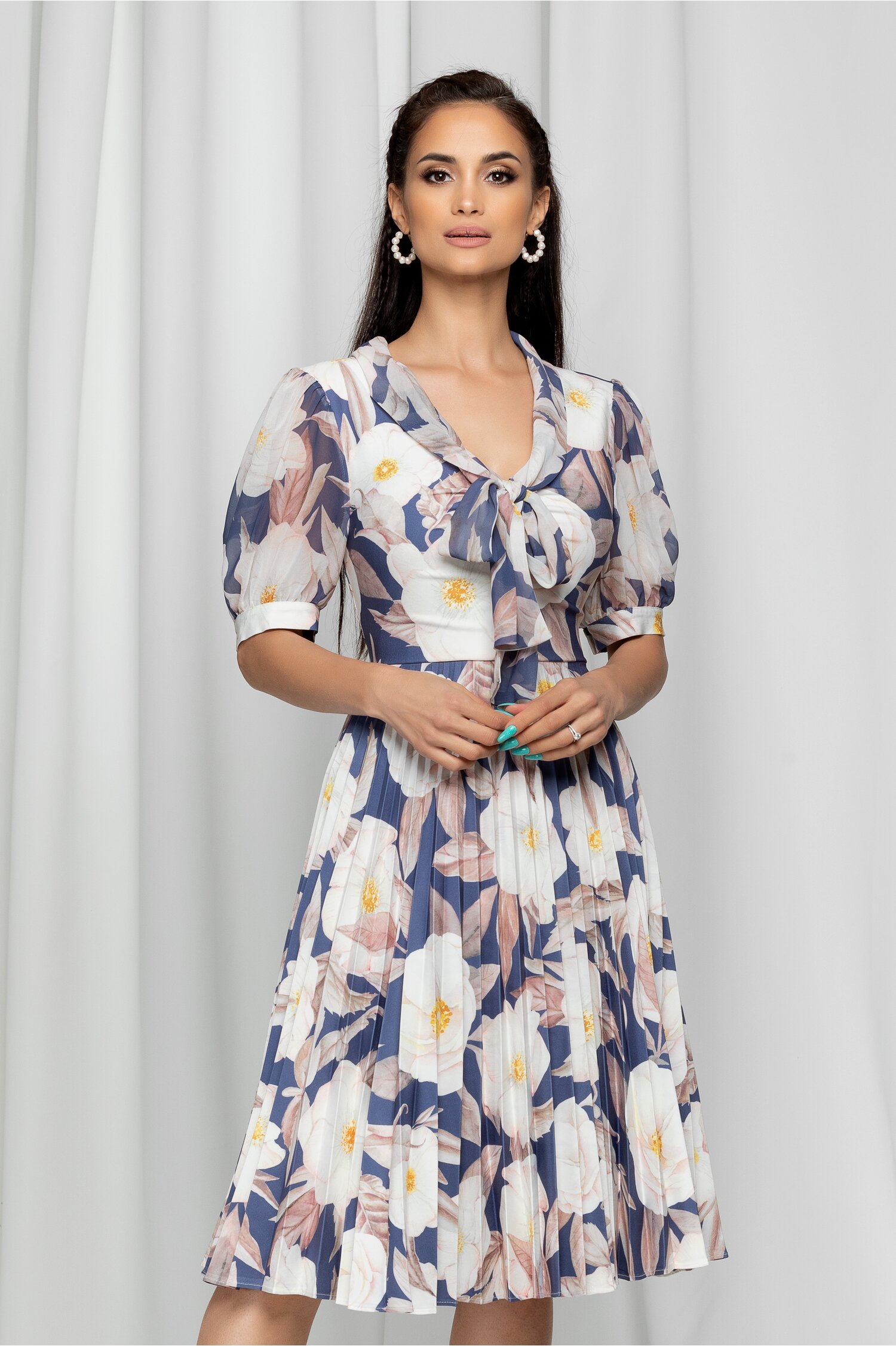 Rochie Isadora bleumarin cu guler tip esarfa si imprimeu floral