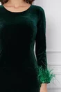 Rochie Jasmine verde din catifea cu pene la maneci si baza