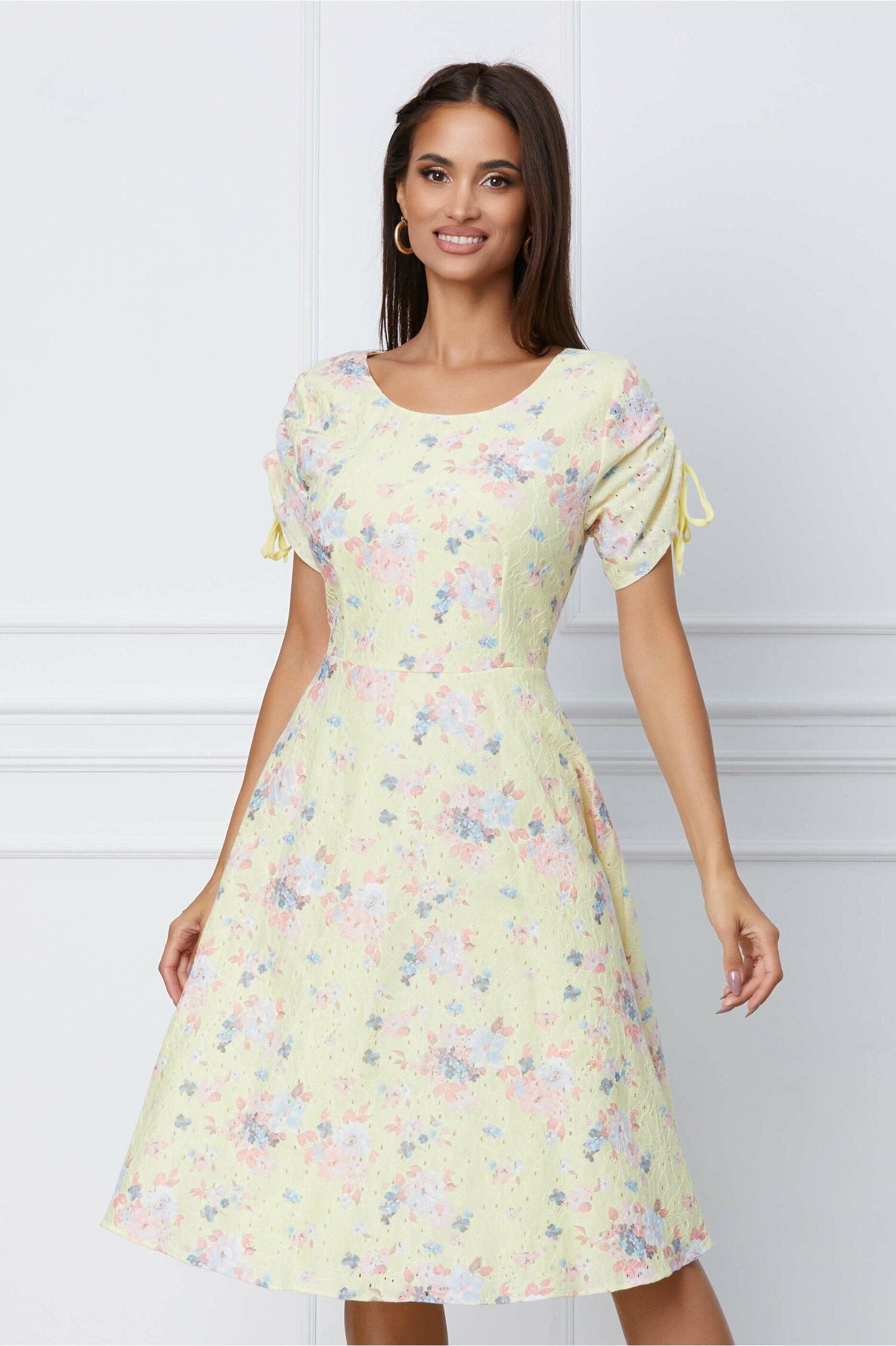 Rochie Jennifer galbena cu flori roz