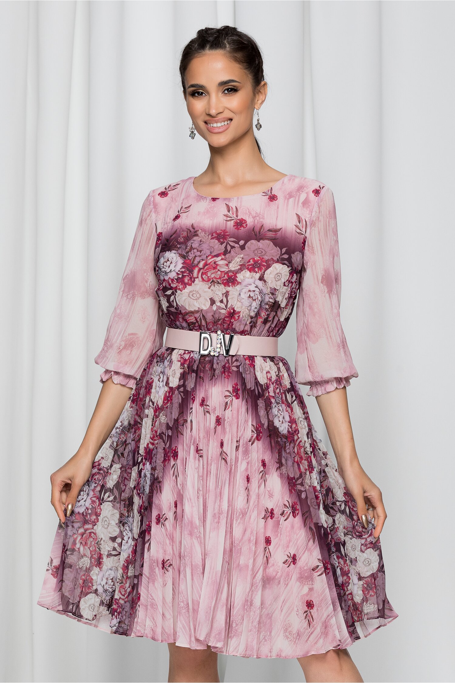 Rochie Jolanda roz cu imprimeu floral si pliuri pe fusta