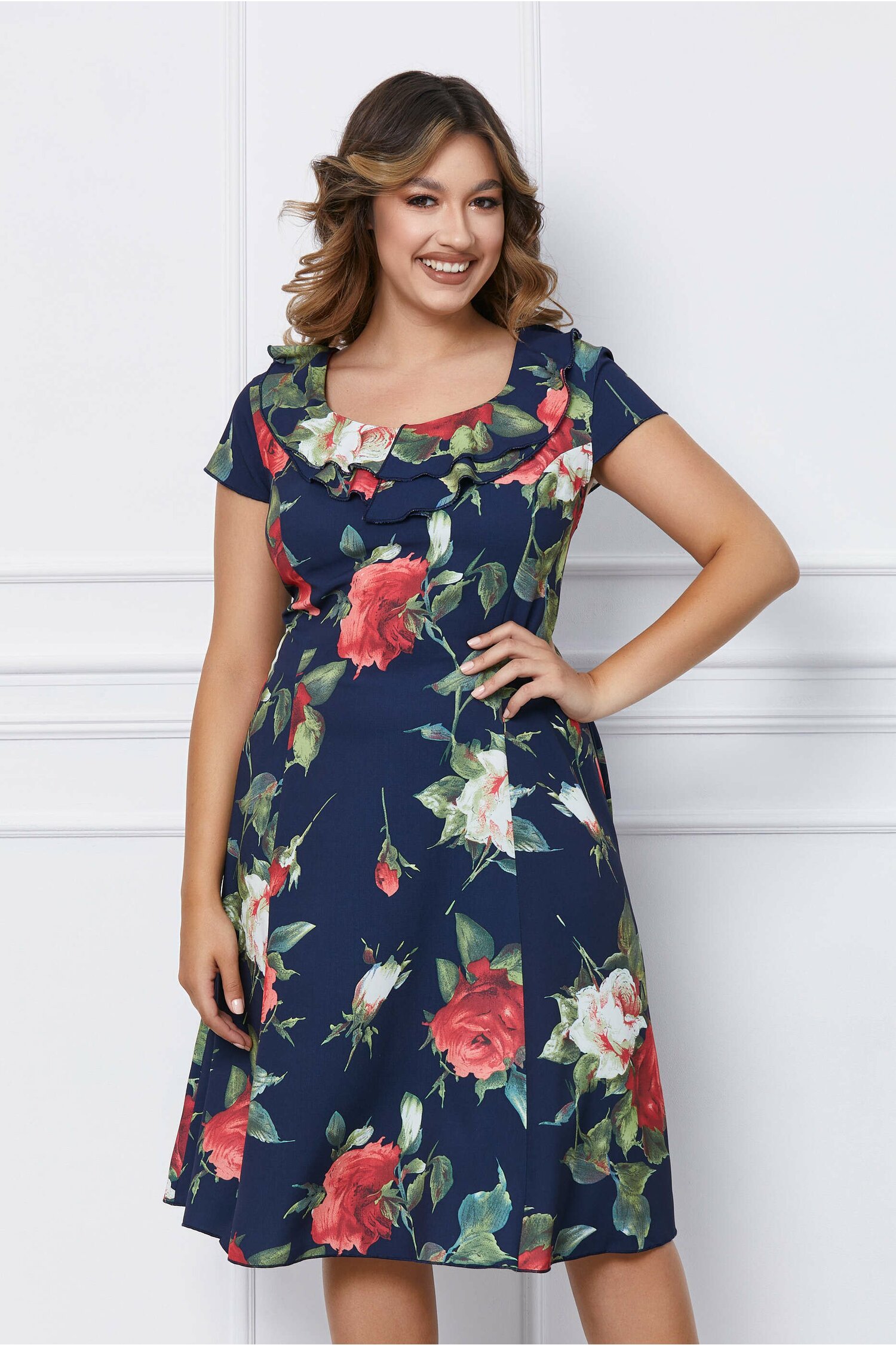 Rochie cu imprimeu floral Kian bleumarin cu flori rosii si volanas la baza gatului