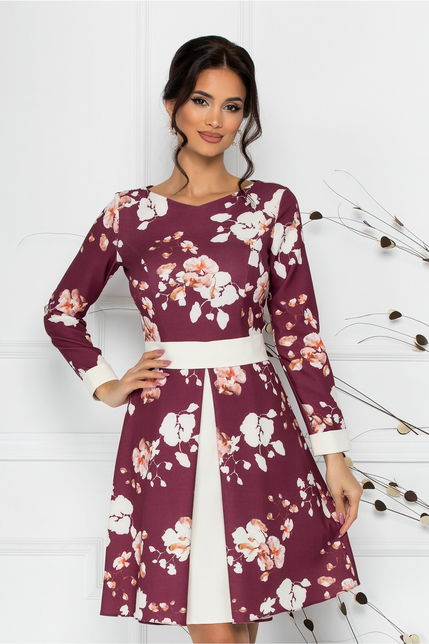 Rochie LaDonna mov cu imprimeu floral si talie marcata