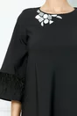 Rochie LaDonna neagra cu pene si accesoriu tip oglinda la decolteu