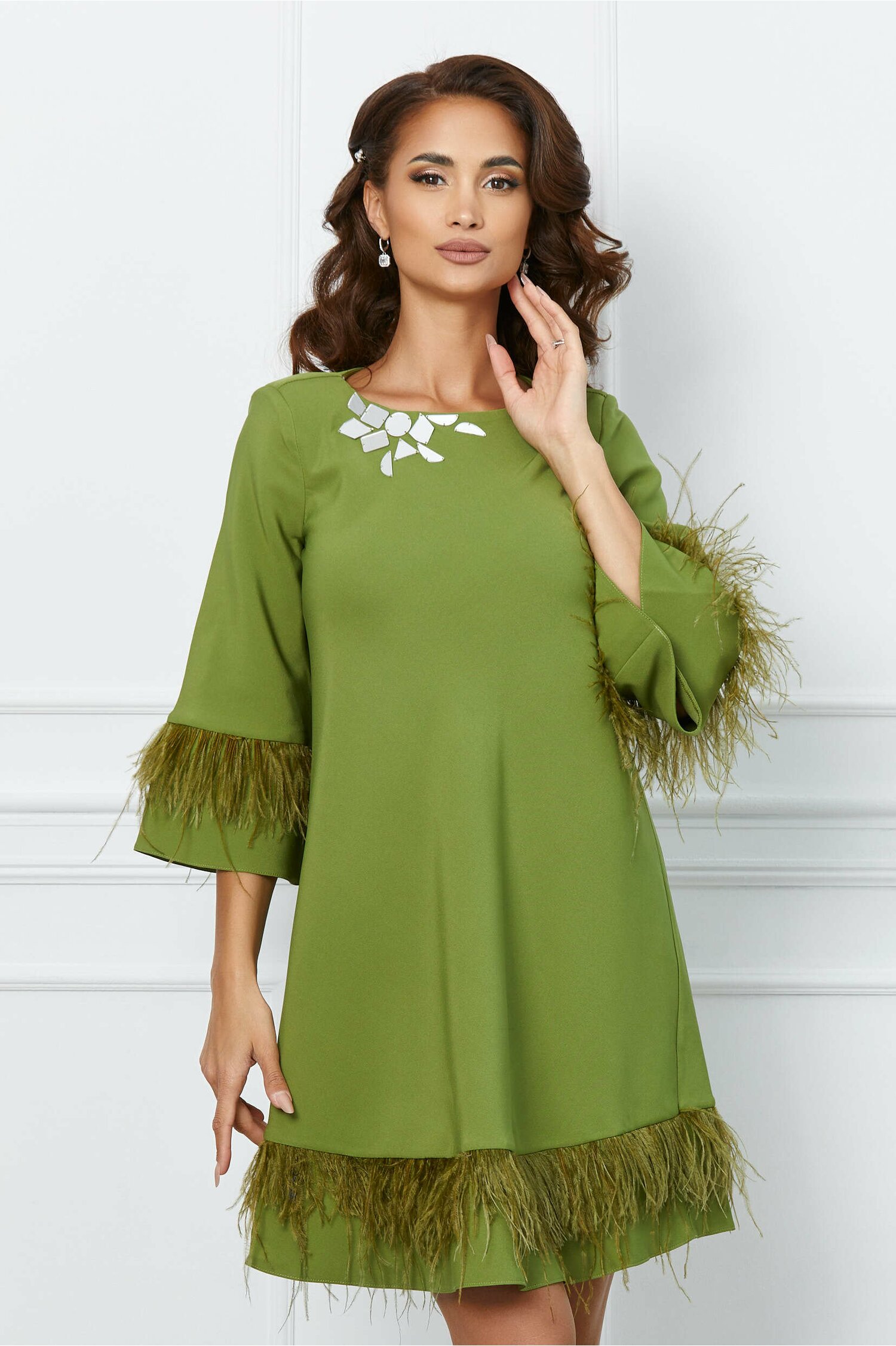 Rochie LaDonna olive cu pene si accesoriu tip oglinda la decolteu