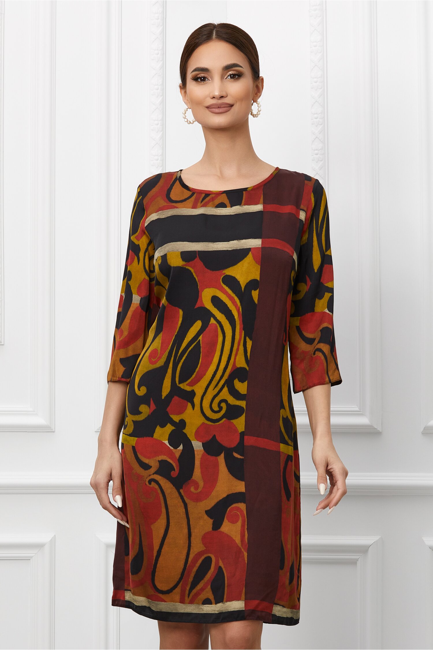 Rochie Lilith satinata cu imprimeu bordo si maneci trei sferturi